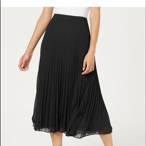 Anne Klein Skirt. Black. Size small